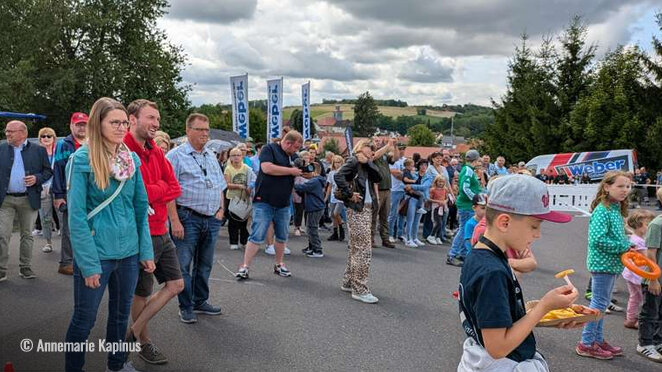 Jubiläum mit Volksfeststimmung: 75 Jahre Weber-Werke - Jubiläum mit Volksfeststimmung: Weber-Werke in Nesselröden feiern 75 Jahre